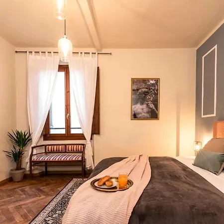 Florentine Palazzo,4 Bedrooms,historic Center Apartment